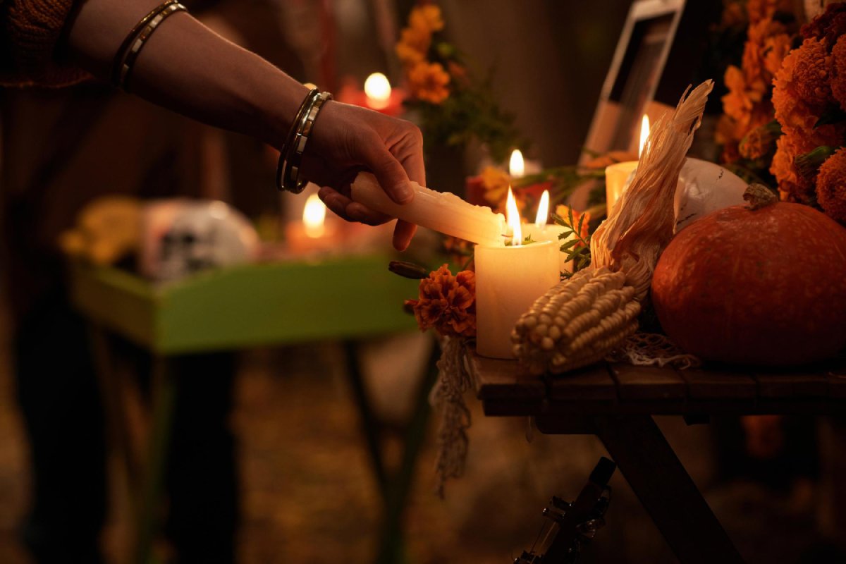 Le Guide Complet pour Créer un Autel Traditionnel du Jour des Morts (Ofrenda) - Adapter la Tradition hors du Mexique